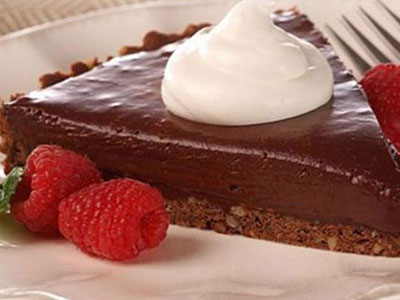 Πανεύκολη τάρτα σοκολάτας χωρίς ψήσιμο και μόνο με 4 υλικά!